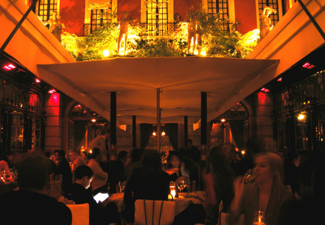 Hôtel Costes – bar chic – restaurant trendy – tea time – lieux branchés – Paris Frivole – belle terrasse – rue Saint Honoré