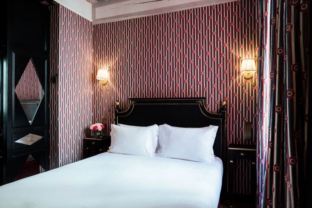hotel de jobo - booking a room in paris - blog parisien - paris frivole