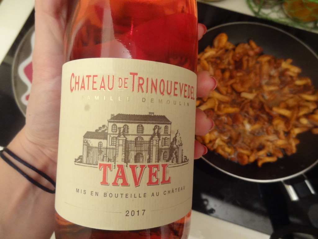 Appellation Tavel - du vin rosé sur les tables automnales 