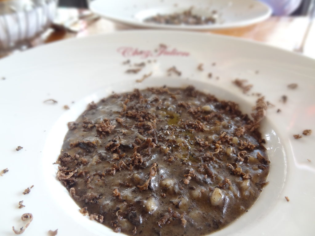 Chez Julien – le restaurant le plus romantique de Paris propose un menu spécial truffes