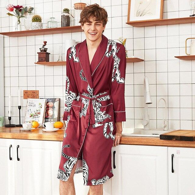 Peignoir Avenue - kimonos exotiques et peignoirs en satin glamour pour l'été
