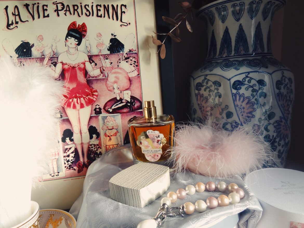 Au Pays de la Fleur d’Oranger – Poudre de Liberté – un parfum boisé et poudré singulier