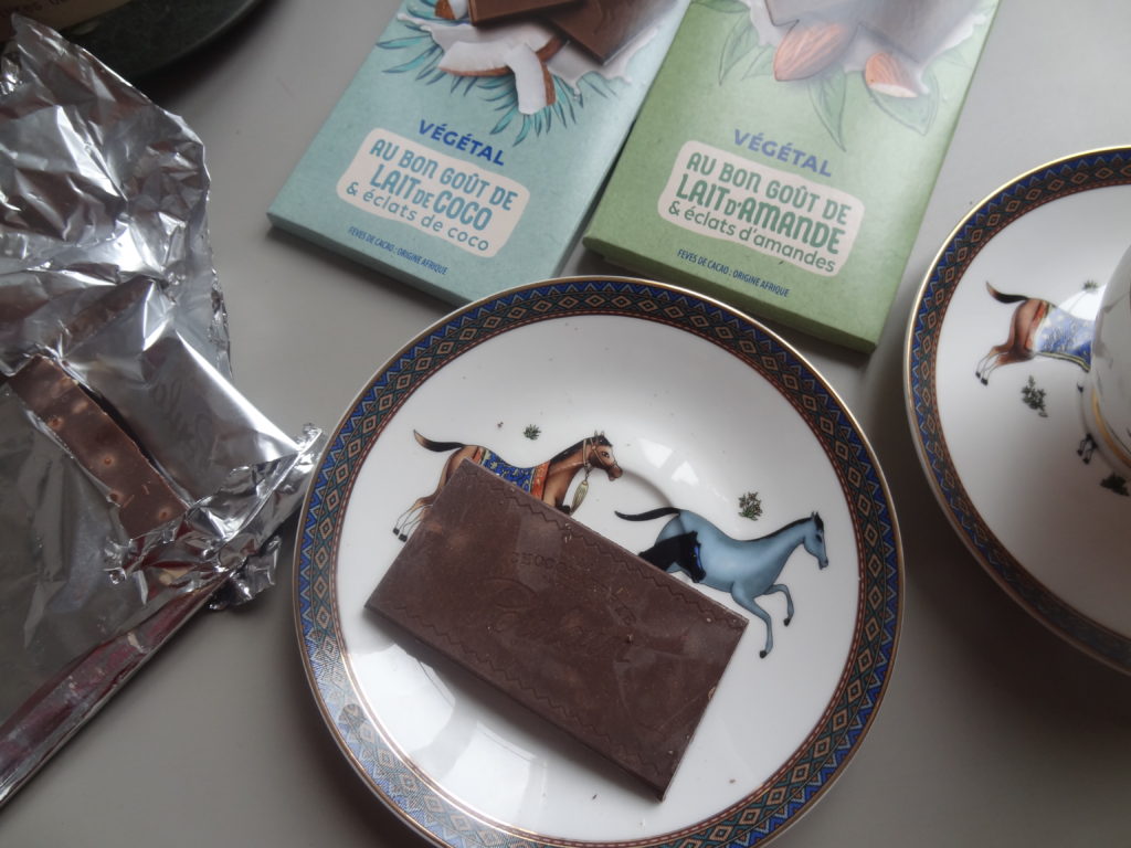 La Chocolaterie Poulain lance une gamme de chocolat au lait végétal d'amande et de coco