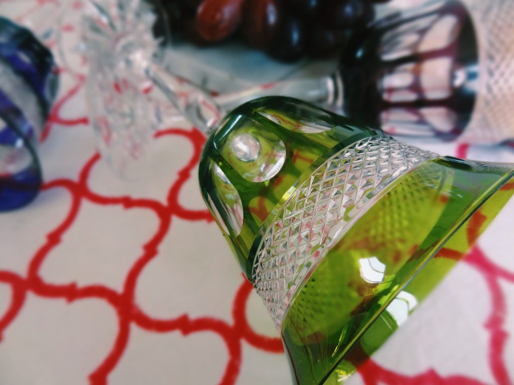 Vessière Cristaux - une table chic et colorée - verres à vin en cristal