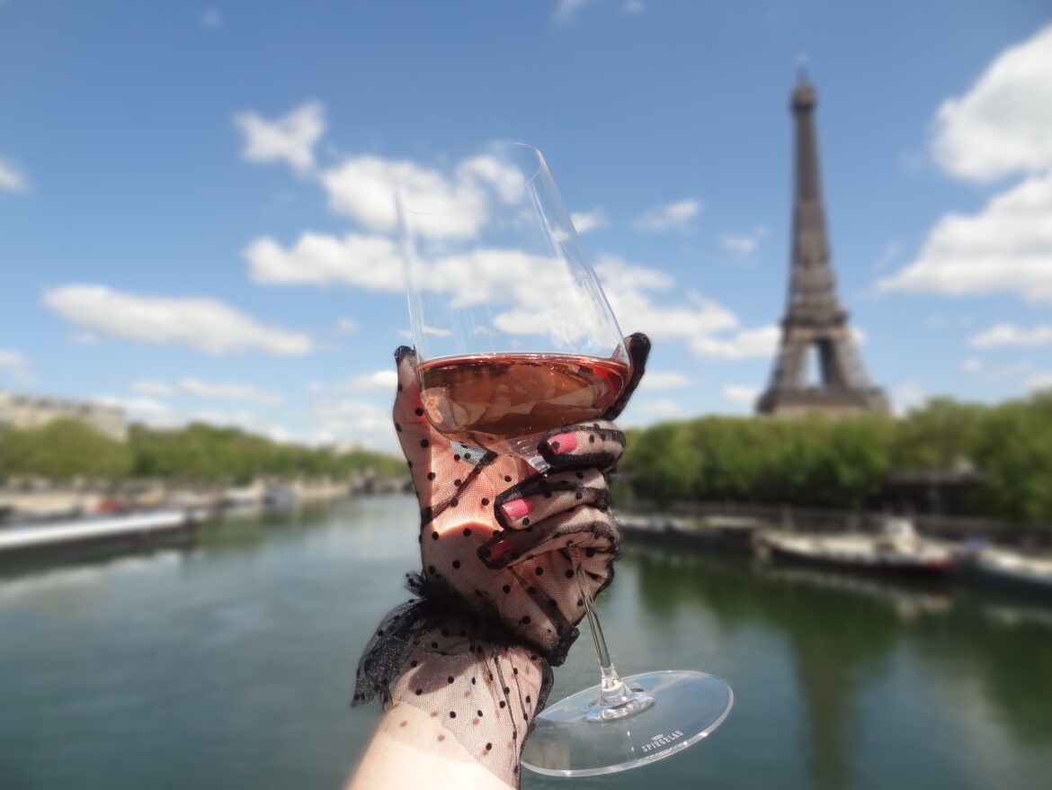 Paris est un musée à ciel ouvert, une fresque intemporelle, une aquarelle piquée de touches colorées. Au printemps, le soleil fait scintiller la Seine, les façades des immeubles haussmannien reflètent une lumière éblouissante. Au loin, la Tour Eiffel veille à préserver cet émerveillement. Bientôt, les Parisien(ne)s pourront pique-niquer partout pour profiter du spectacle urbain. Une nappe vichy rouge, une bouteille de rosé bien fraîche, quelques fraises gourmandes, l’apéro peut commencer… Pour parfaire ce plaisir tout en légèreté, simplicité et frivolité, les verres en cristal Spiegelau entreront dans la danse. Ces verres de dégustation aussi fins que légers pourront être transportés avec délicatesse dans les paniers afin de sublimer l’heure de l’apéro. Ces verres définition aux lignes épurées sont universels, ils peuvent accueillir des vins de toutes les régions sans commettre d’impairs. Spiegelau est une maison allemande située en Bavière. Cette cristallerie fabrique des verres mécaniques de qualité suprême à des prix très accessibles. Le verre soufflé mécanique a fait sa grande renommée. Il faut dire que la fabrication mécanique présente bien des avantages, par exemple, elle assure une meilleure répartition du cristal dans la paraison. En d’autres termes, les verres sont très résistants ! Coup de cœur pour les verres Définition, le premier verre mécanique aussi fin et léger que le soufflé bouche (entre 100 et 130g le verre selon le modèle). Cette prouesse technologique s’apprécie lors des instants de dégustation car le verre s’envole pour caresser nos lèvres.