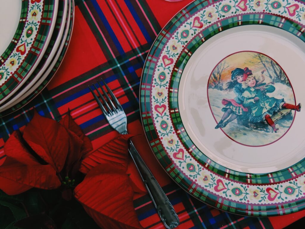 Une table de Noël chic et rétro avec la vaisselle Niderviller - Faïenceries de Lunéville - Vessière Cristaux