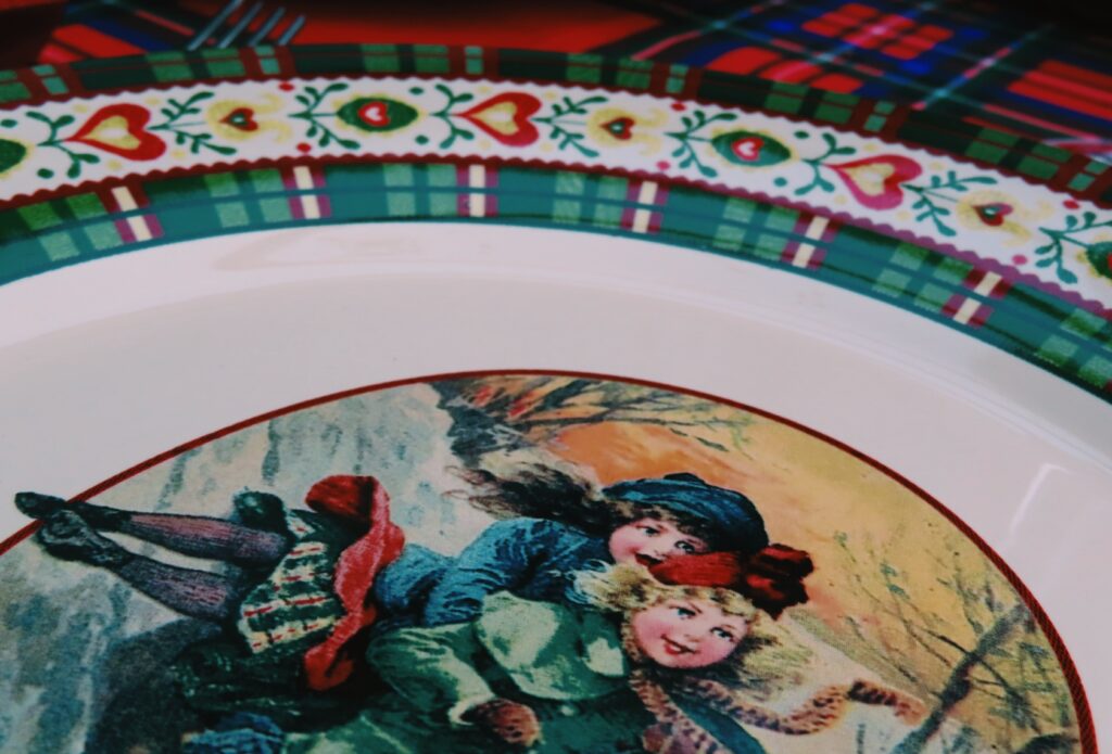 Une table de Noël chic et rétro avec la vaisselle Niderviller - Faïenceries de Lunéville - Vessière Cristaux