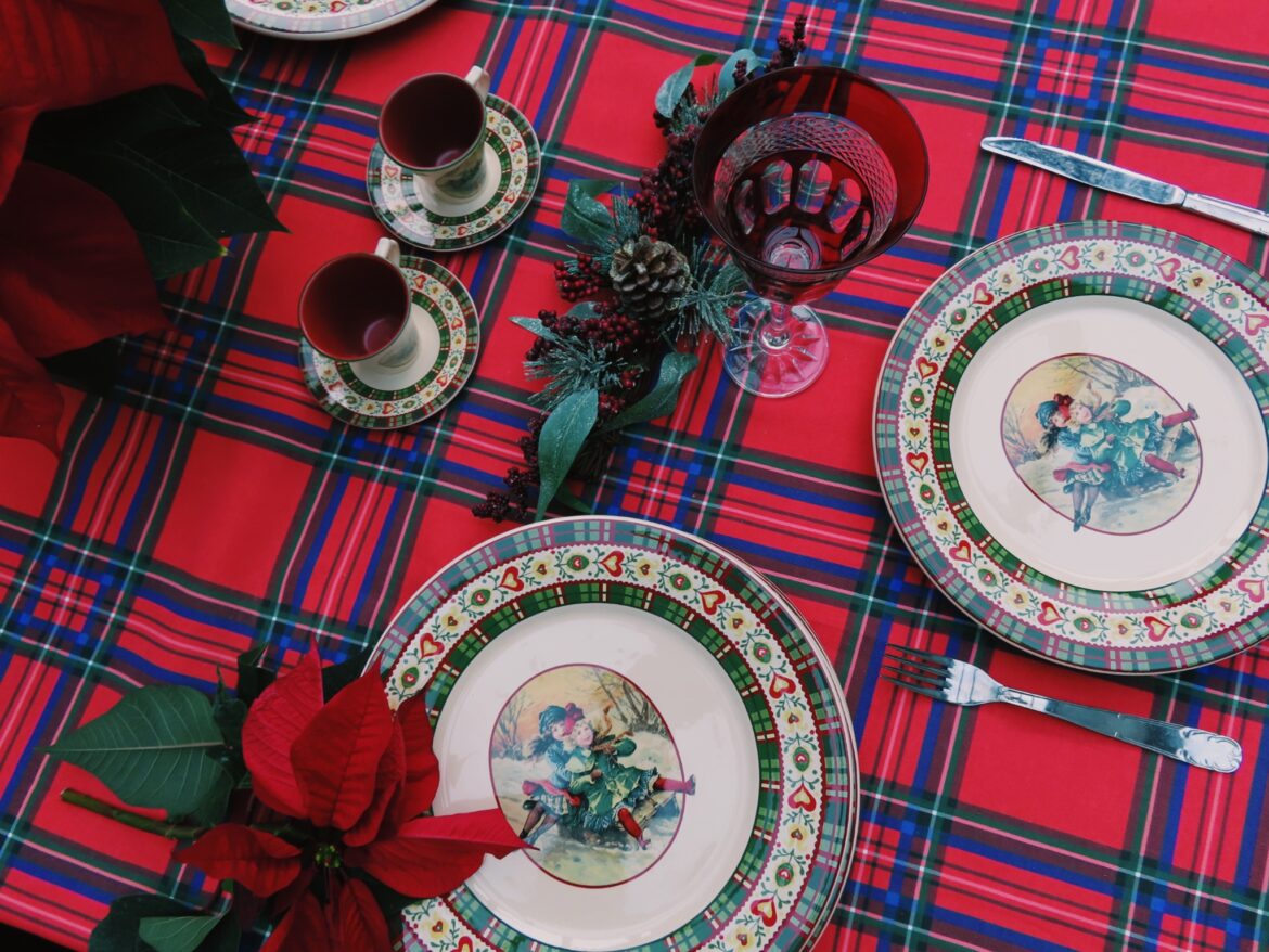 Une table de Noël chic et rétro avec la vaisselle Niderviller - Faïenceries de Lunéville - Vessière Cristaux
