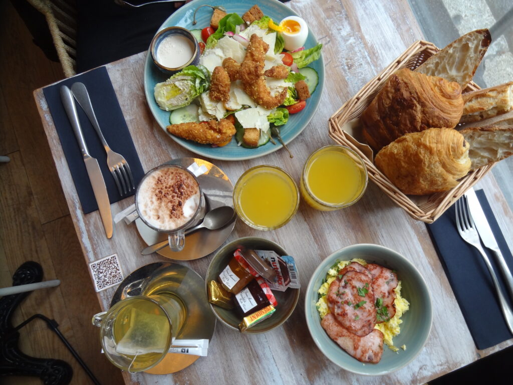 La Mesita, la table de l'Hôtel La Finca - un brunch parisien dans un décor inspiré de Formentera