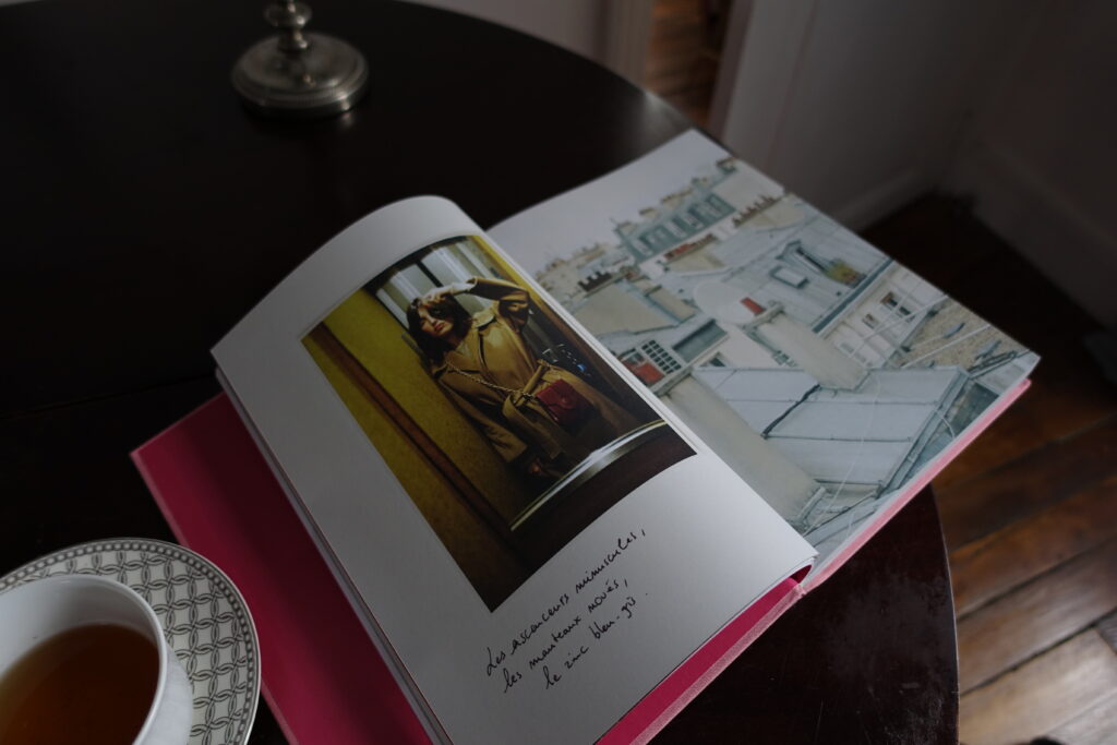 "La vie en rouje curated by Jeanne Damas" publié aux Editions La Martinière est un livre anniversaire célébrant les 5 ans de son aventure en Rouje !