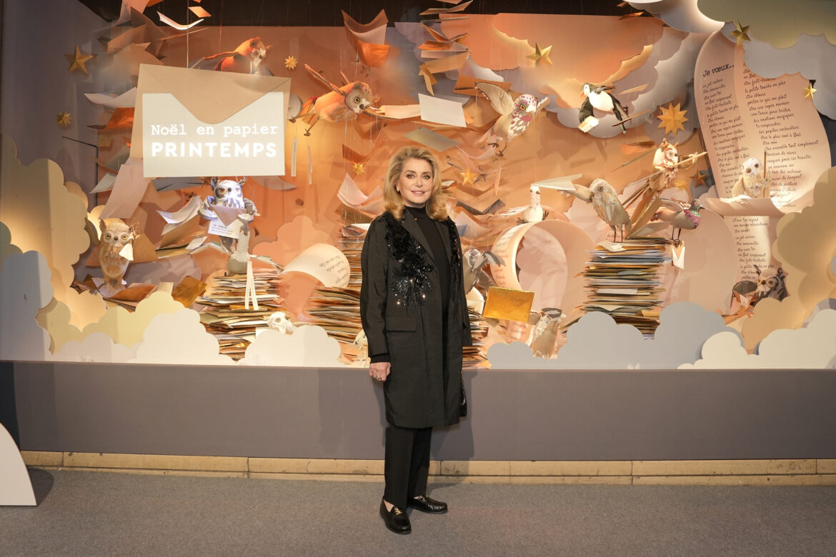 Catherine Deneuve inaugure les vitrines de Noël du Printemps Haussmann à Paris