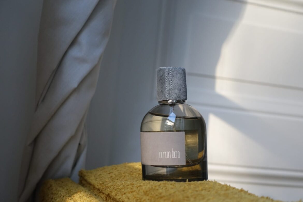 Parfum Büro M - R.S.V.P. une fragrance signée Maurizio Cerizza, disponible chez Jovoy Paris