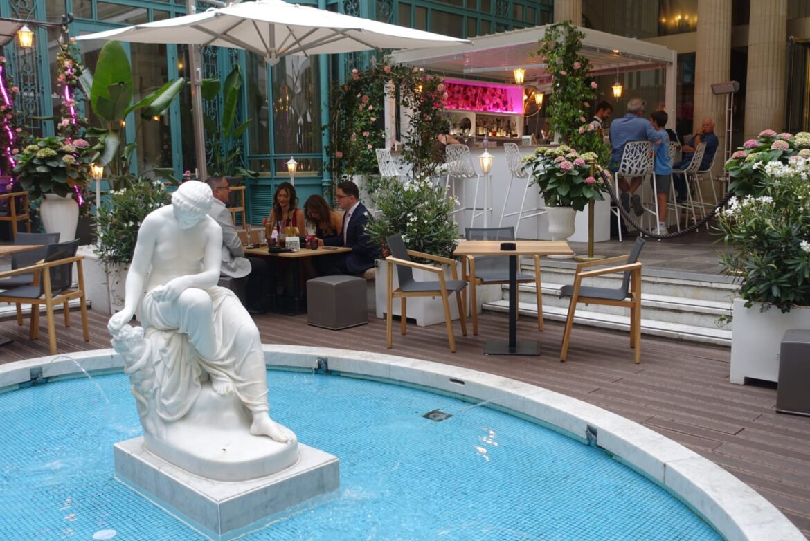 Le Westin Paris Vendôme dévoile sa Terrasse des Roses, un jardin floral caché