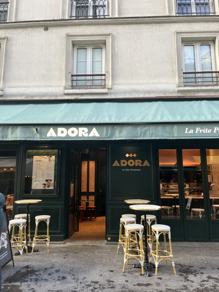 Adora - le temple de la frite parisienne à Étienne Marcel